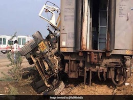 Kaifiyat Express: Over 100 Injured After 10 Coaches Derail Kaifiyat Express: Over 100 Injured After 10 Coaches Derail
