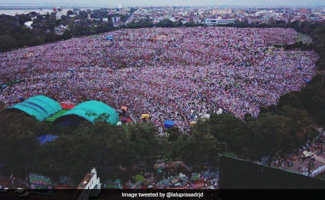 पटना रैली की तस्वीर ट्विटर पर शेयर कर फंस गए लालू यादव, लोगों ने कहा- यहां भी 'घोटाला' कर दिया