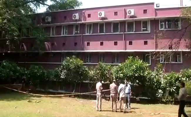 Sanitation Worker Dies While Cleaning Sewer At Delhi's LNJP Hospital