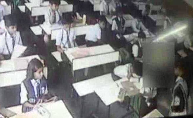 हाजिरी में 'यस मैम' नहीं बोला तो दो मिनट में ही टीचर ने जड़ दिए 40 थप्पड़, देखें VIDEO