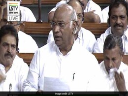 डराओ मत, धमकाओ मत, डेमोक्रेसी में ऐसे काम नहीं चलता :  संसद में मल्लिकार्जुन खड़गे डराओ मत, धमकाओ मत, डेमोक्रेसी में ऐसे काम नहीं चलता :  संसद में मल्लिकार्जुन खड़गे