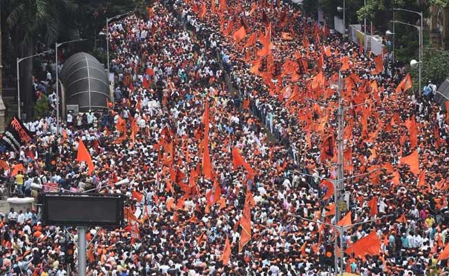 मुंबई में मराठाओं की रैली में भगवामय हो गई सड़कें, सरकार ने बनाई समिति