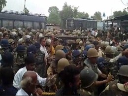 अनशन पर बैठीं मेधा पाटकर को जबरन उठा ले गई पुलिस, आंदोलकारियों से हुई झड़प अनशन पर बैठीं मेधा पाटकर को जबरन उठा ले गई पुलिस, आंदोलकारियों से हुई झड़प