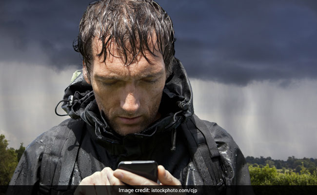 मॉनसून में मोबाइल फोन : ऐसे बचाएं भीगने से, भीग जाए तो क्या करें, क्या नहीं