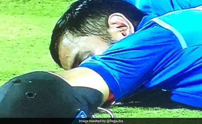 IndvsSL: दर्शकों के उपद्रव के दौरान मैदान पर झपकी लेते दिखे एमएस धोनी, ट्विटर पर लोगों ने यूं लिए मजे