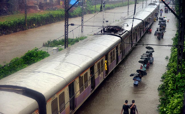 Mumbai Rains: रातभर हुई बारिश से धीमी हुई मुंबई की लाइफलाइन, देरी से चल रहीं कई लोकल ट्रेन