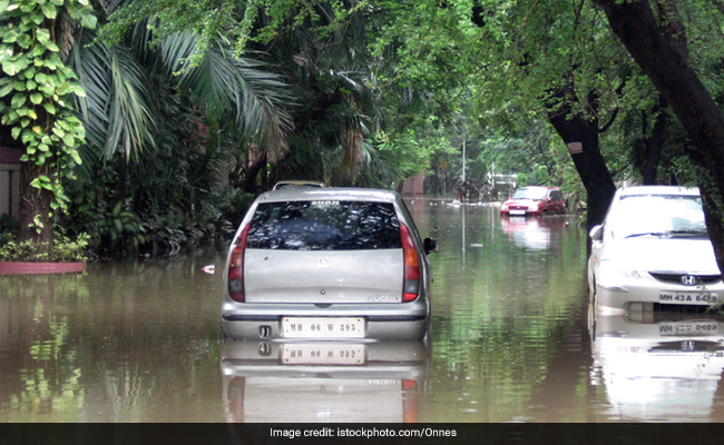 मुंबई की बारिश को लेकर बिगड़े हालातों पर उद्धव ठाकरे झल्लाए - खुद रोक लो बारिश