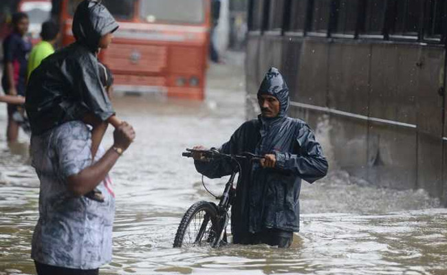 मुंबई में भारी बारिश के कारण चार लोगों के बहने का अंदेशा