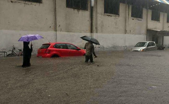 बारिश ने थामी मायानगरी की रफ्तार, तस्वीरों में देखें पानी-पानी हुई मुंबई