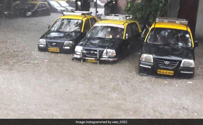 NEWS FLASH: मुंबई में कल सिर्फ इमरजेंसी सेवा के कर्मचारियों को काम पर आने को कहा गया