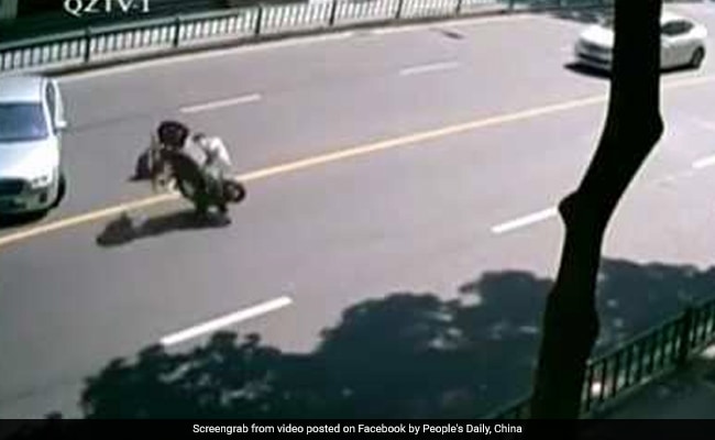 Video : सड़क पर स्पीड से जा रही स्कूटी आगे वाले पहिए पर हो गई खड़ी, सवार थे उसमें 3 लोग