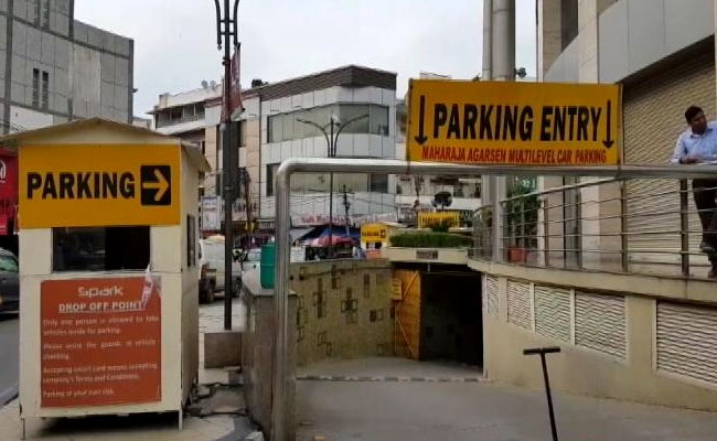 खरीदारी से महंगी पार्किंग : दिल्ली के इन दो बड़े बाजारों में 1 घंटे पार्किंग का 100 रुपये शुल्क