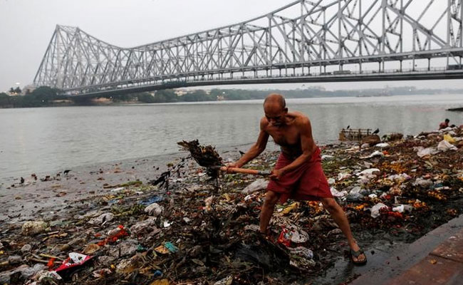 एनजीटी का बड़ा फैसला, गंगा किनारे बसे शहरों में प्लास्टिक की चीजें बैन