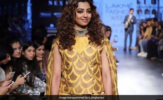 लैक्‍मे फैशन वीक में रैंप पर कुछ यूं उतरीं राधिका आप्‍टे