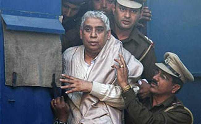 स्वयंभू बाबा रामपाल को बच्चे समेत पांच लोगों की हत्या में  उम्रकैद की सजा