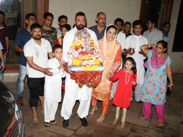 Ganesh Chaturthi 2017: Sanjay Dutt And Maanyata Celebrate Ganpati <i>Visarjan</i>