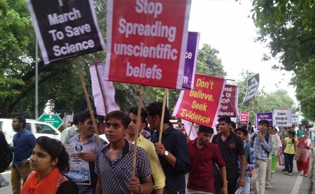 साइंस मार्च : ऐसा क्या हुआ कि देश के हज़ारों वैज्ञानिकों को सड़क पर उतरना पड़ा...?