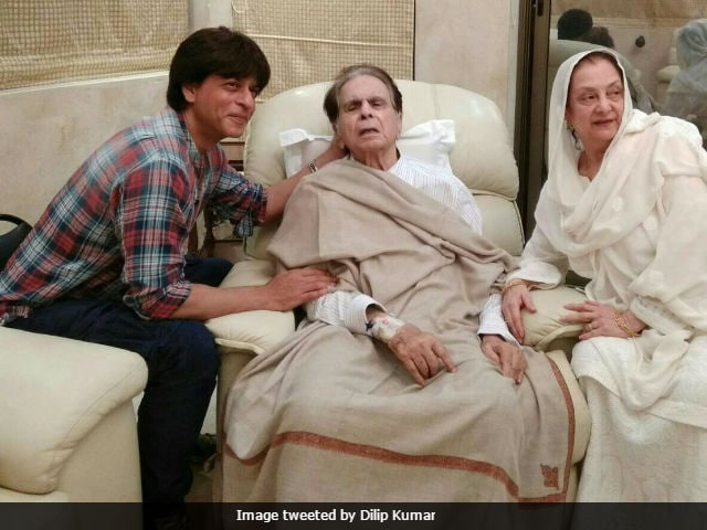 Dilip Kumar S Son Shah Rukh Khan Visits Him See Pics