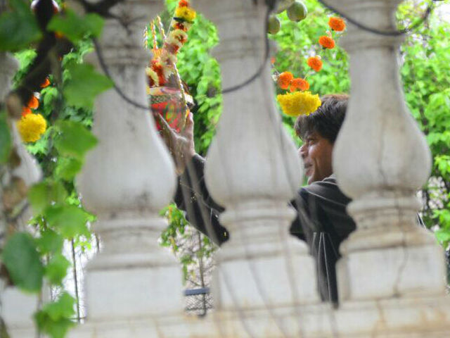 Janmashtami: Shah Rukh Khan Breaks <i>Dahi Handi</i> At Home. We Missed You AbRam