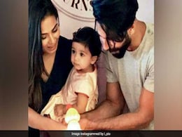 मम्मी-पापा के साथ केक काटती दिखी शाहिद कपूर की बेटी, देखें पहले बर्थडे की Inside Photos मम्मी-पापा के साथ केक काटती दिखी शाहिद कपूर की बेटी, देखें पहले बर्थडे की Inside Photos