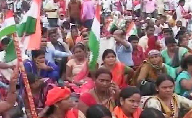 उत्तर प्रदेश : लखनऊ में अनिश्चितकालीन सत्याग्रह के लिए लक्ष्मण मैदान पर जुटने लगे शिक्षामित्र