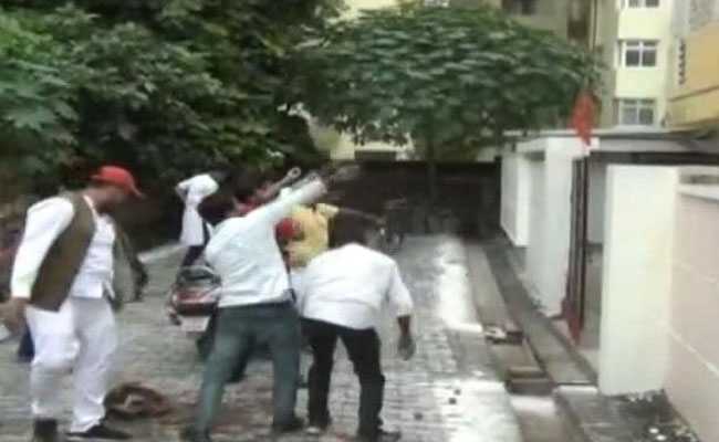 गोरखपुर हादसा : छात्रों ने स्वास्थ्य मंत्री सिद्धार्थ नाथ सिंह के घर के बाहर अंडे फेंके