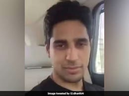 Akshay Kumar's <i>Toilet: Ek Prem Katha</i>'s New Celeb Fan - Sidharth Malhotra Akshay Kumar's <i>Toilet: Ek Prem Katha</i>'s New Celeb Fan - Sidharth Malhotra