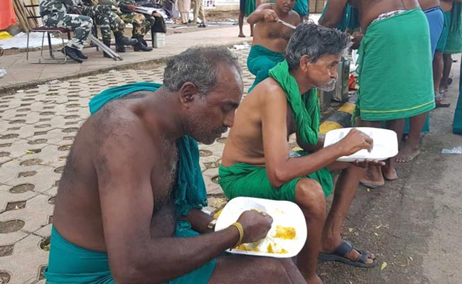For Tamil Nadu Farmers Protesting In Delhi, Daily <i>Langar</i> From Gurdwara