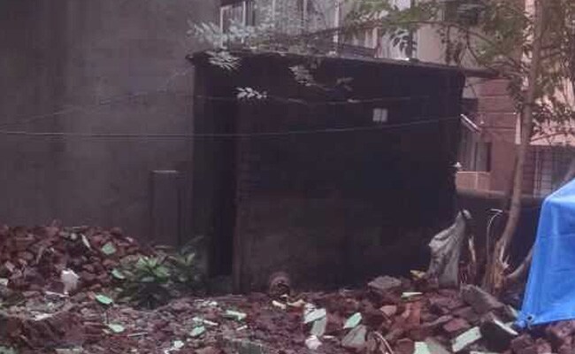 ठाणे महानगर पालिका ने अवैध इमारतें गिराने के नाम पर एक परिवार को किया बेघर