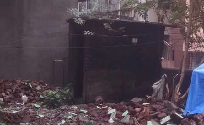 ठाणे महानगर पालिका ने अवैध इमारतें गिराने के नाम पर एक परिवार को किया बेघर