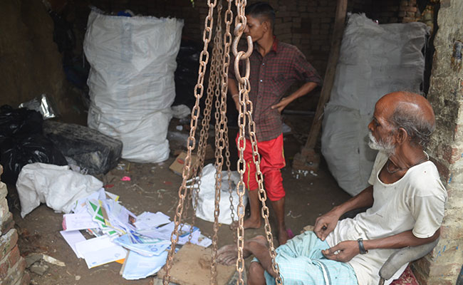 सावधान! डाकिया आपके जरूरी कागजात को कबाड़ी के यहां बेच सकता है...