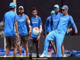 श्रीलंका के खिलाफ वनडे मैच से पहले एमएस धोनी और विराट कोहली के बीच मैदानी भिड़ंत श्रीलंका के खिलाफ वनडे मैच से पहले एमएस धोनी और विराट कोहली के बीच मैदानी भिड़ंत