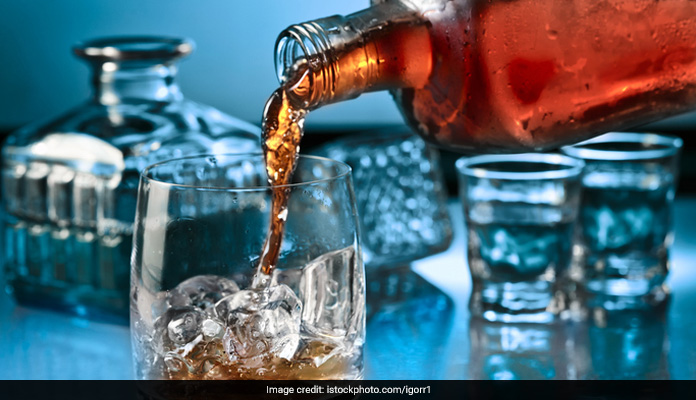 Lockdown: नालियों में बहाई जा रही है लाखों लीटर बीयर, इन राज्यों में अटकी है अंग्रेजी शराब 12 लाख बोतलें