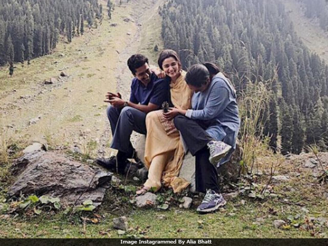 Alia Bhatt, Vicky Kaushal And Meghna Gulzar In A Postcard-Worthy Pic From Kashmir