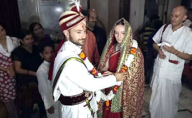 वाराणसी: इटली के एंड्रिस और पोलैंड की एलेग्जेंडर ने हिंदू रीति-रिवाज से रचाई शादी