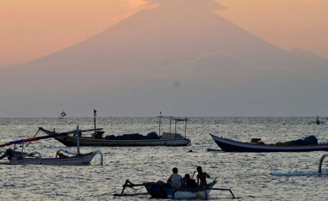 Thousands Evacuated As Volcano Rumbles On Indonesian Holiday Spot Bali