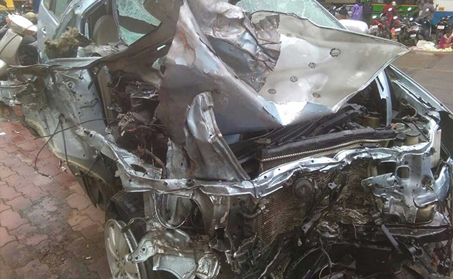 'धूम' स्टाइल में कारों की रेस लगा रहे थे तीन स्कूली लड़के, 1 की मौत, गाड़ियों के परखच्चे उड़े