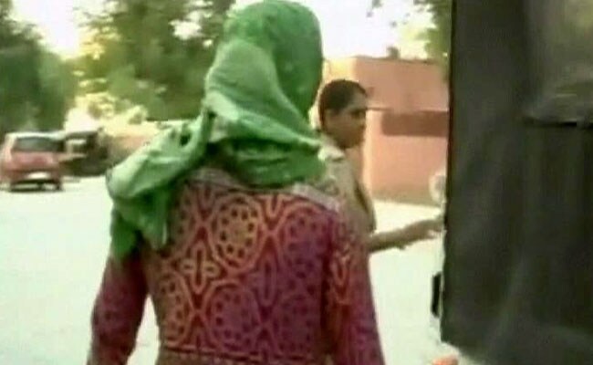 उत्तर प्रदेश: खेत में शौच के लिए गई दलित महिला का गैंगरैप, विरोध करने पर हुई पिटाई उत्तर प्रदेश: खेत में शौच के लिए गई दलित महिला का गैंगरैप, विरोध करने पर हुई पिटाई