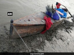 Border Security Force Apprehends 2 Pak Nationals, 3 Boats Off Gujarat Coast Border Security Force Apprehends 2 Pak Nationals, 3 Boats Off Gujarat Coast