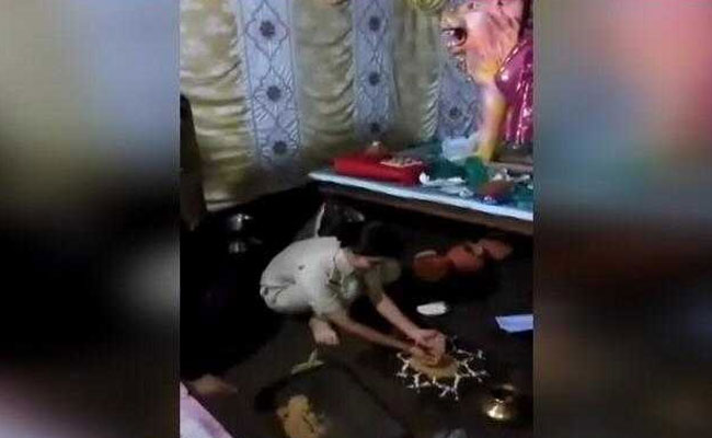 Police Officer Performs Rituals At Durga Puja Pandal After No-Show By Priests