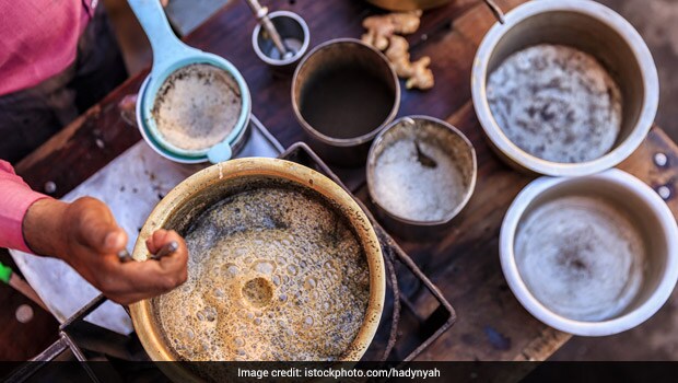 चाय में पहले क्या डालें, दूध या पानी? आपको शर्त&zwj;िया नहीं पता होगा कड़क चाय बनाने का ये वाला तरीका