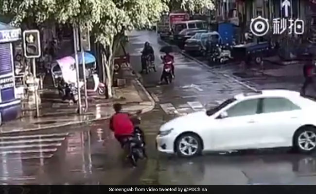 VIDEO: बाइकसवार को कार से लगी टक्कर, हवा में उड़ा और फिर खड़ा हो गया