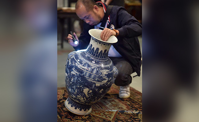 Chinese Vase Sells For 10,000 Times Estimated Price In Geneva