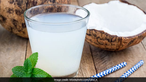 Coconut Water सेहत ही नहीं बल्कि Skin के लिए भी बेहद फायदेमंद, त्वचा पर नहीं होते हैं कील मुंहासे