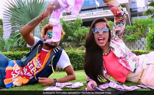 Dhinchak Pooja Asks Her <i>Bapu</i> For <i>Thoda</i> Cash In New Song. It's Trending