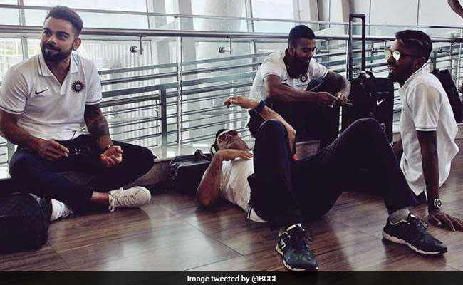 एयरपोर्ट पर जमीन पर लेट गए महेंद्र सिंह धोनी, सोशल मीडिया पर फोटो वायरल