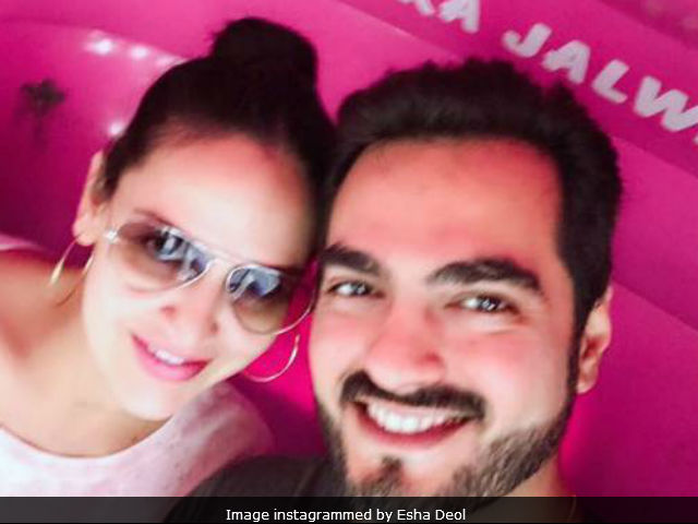 Pregnant Esha Deol Took An Autorickshaw Ride. Isn't That Cool?