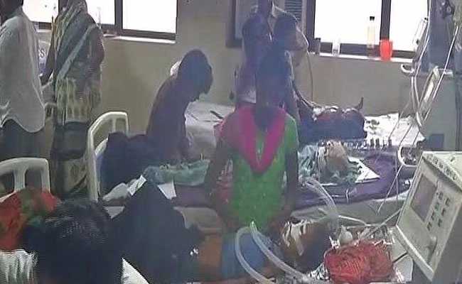 फर्रुखाबाद में 49 बच्चों की मौत के बाद अब DM बनाम CM की लड़ाई!