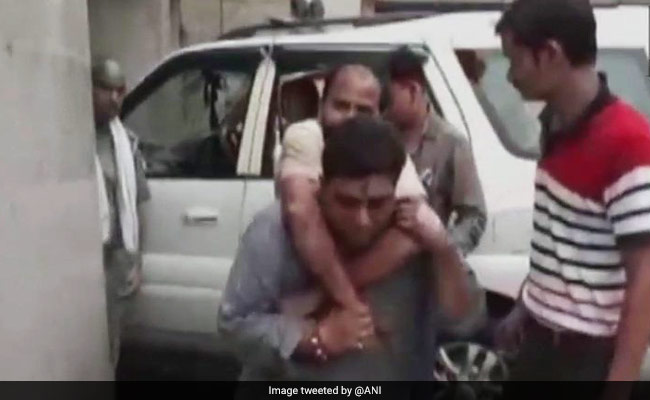 इंसानियत की मिसाल बने यूपी के बीजेपी विधायक, घायल शख्स को कंधे पर उठाकर अस्पताल पहुंचाया