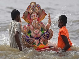 सुरक्षा के कड़े इंतजाम के बीच धूमधाम से शुरू हुआ गणेश प्रतिमाओं का विसर्जन सुरक्षा के कड़े इंतजाम के बीच धूमधाम से शुरू हुआ गणेश प्रतिमाओं का विसर्जन